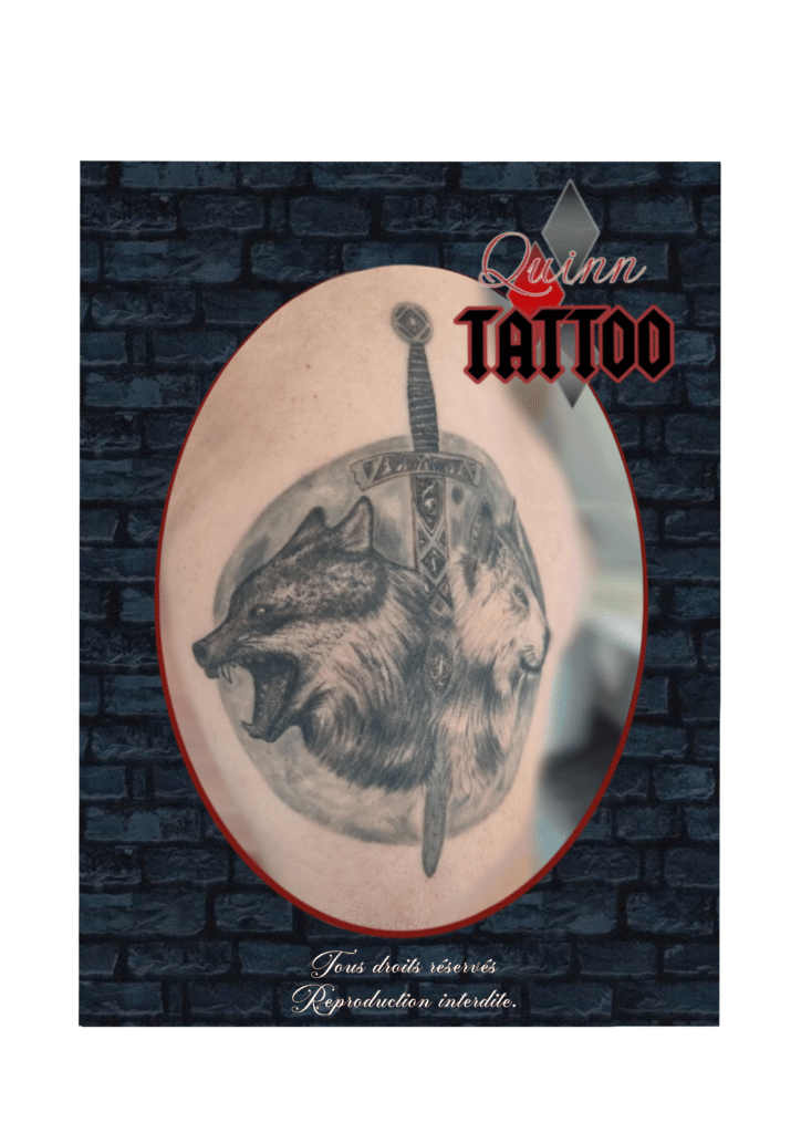Les Loups 🐺🐺 : La dualité du loup. L'un, féroce et protecteur, l'autre, calme et sage. Symbole de loyauté, de courage et de puissance. L'Épée 🗡️ : Insérée au centre, elle représente la Justice, le Combat mené avec honneur, et la Force de caractère. Un travail en noir et gris réaliste qui met en valeur la texture de la fourrure et l'intensité des regards. C'est le tatouage idéal pour celles et ceux qui embrassent leur côté sauvage tout en cherchant l'équilibre intérieur. 💪