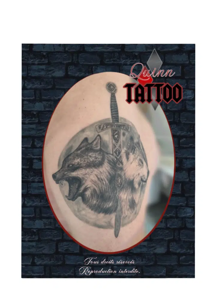 Les Loups 🐺🐺 : La dualité du loup. L'un, féroce et protecteur, l'autre, calme et sage. Symbole de loyauté, de courage et de puissance. L'Épée 🗡️ : Insérée au centre, elle représente la Justice, le Combat mené avec honneur, et la Force de caractère. Un travail en noir et gris réaliste qui met en valeur la texture de la fourrure et l'intensité des regards. C'est le tatouage idéal pour celles et ceux qui embrassent leur côté sauvage tout en cherchant l'équilibre intérieur. 💪