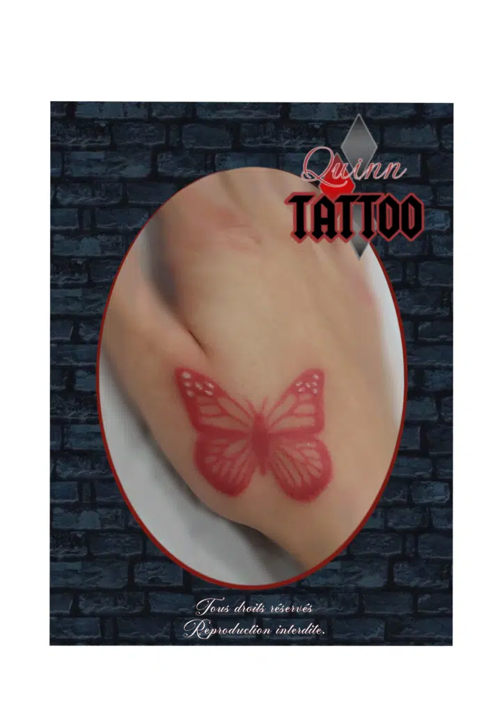 L'Envol Rouge Passion : Tatouage Papillon ! ✨ Nouveau projet réalisé, les amis ! 🤩 Regardez cette merveille : un papillon audacieux qui a pris son envol, réalisé avec une encre rouge vibrante ! Ce n'est pas tous les jours qu'on voit un papillon dans cette couleur ! Le rouge ajoute une dimension de passion, d'énergie et de force à la signification habituelle du papillon. Le Papillon 🦋 : Symbole universel de transformation, de renaissance et de liberté. Il représente la beauté qui vient après le changement. La Couleur Rouge 🔴 : Elle évoque la passion, l'amour, le courage et l'intensité ! C'est le choix parfait pour celles et ceux qui veulent un tatouage qui attire le regard et dégage une forte personnalité. Placé ici sur la main, ce papillon est un rappel constant de l'importance de la transformation et du pouvoir personnel. Il est fin, délicat dans sa structure, mais incroyablement puissant par sa couleur ! ❤️